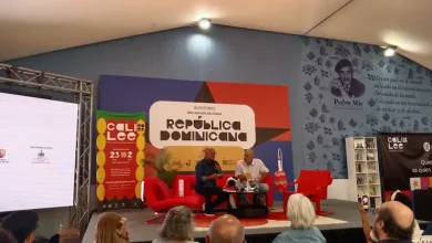 William Vega y Darío Henao Restrepo en la presentación del libro Álvaro Cepeda Samudio, biografía de un genio mamagallista, escrito por Juanita Samper Ospina y Mario Jaramillo. Foto: Miguel Ángel Arcila Pérez.